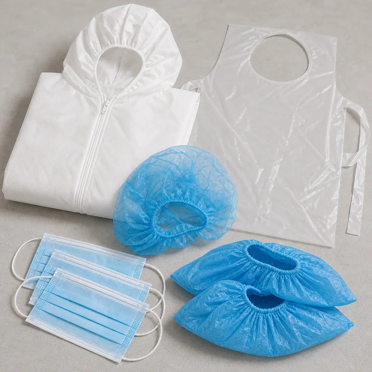 Nahaufnahme von Schutz- und Hygienekleidung