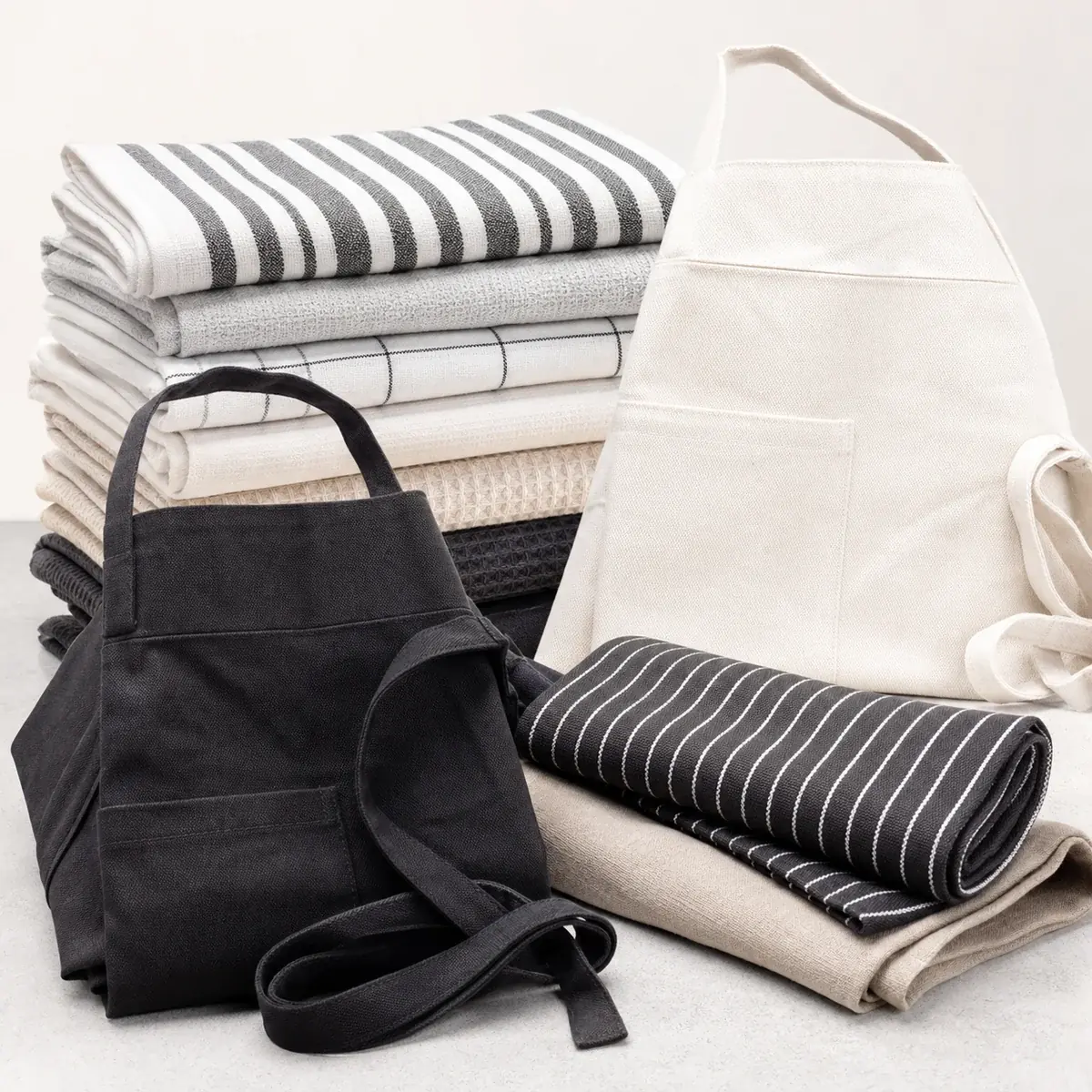 Nahaufnahme von Textilien, Schürzen und Hygienekleidung