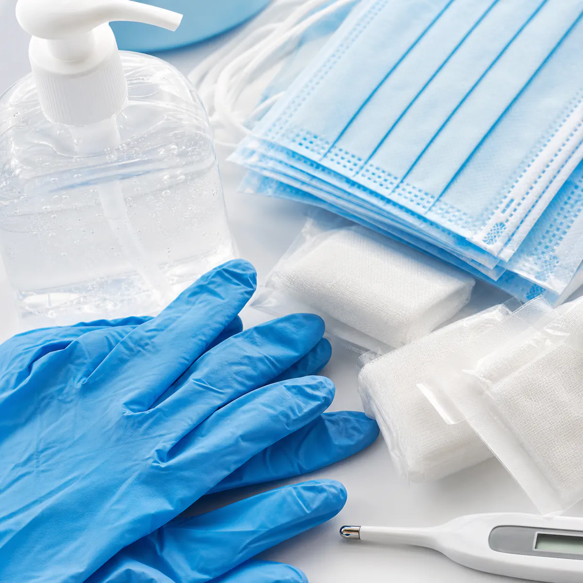 Nahaufnahme von Erste-Hilfe- und Hygieneartikeln