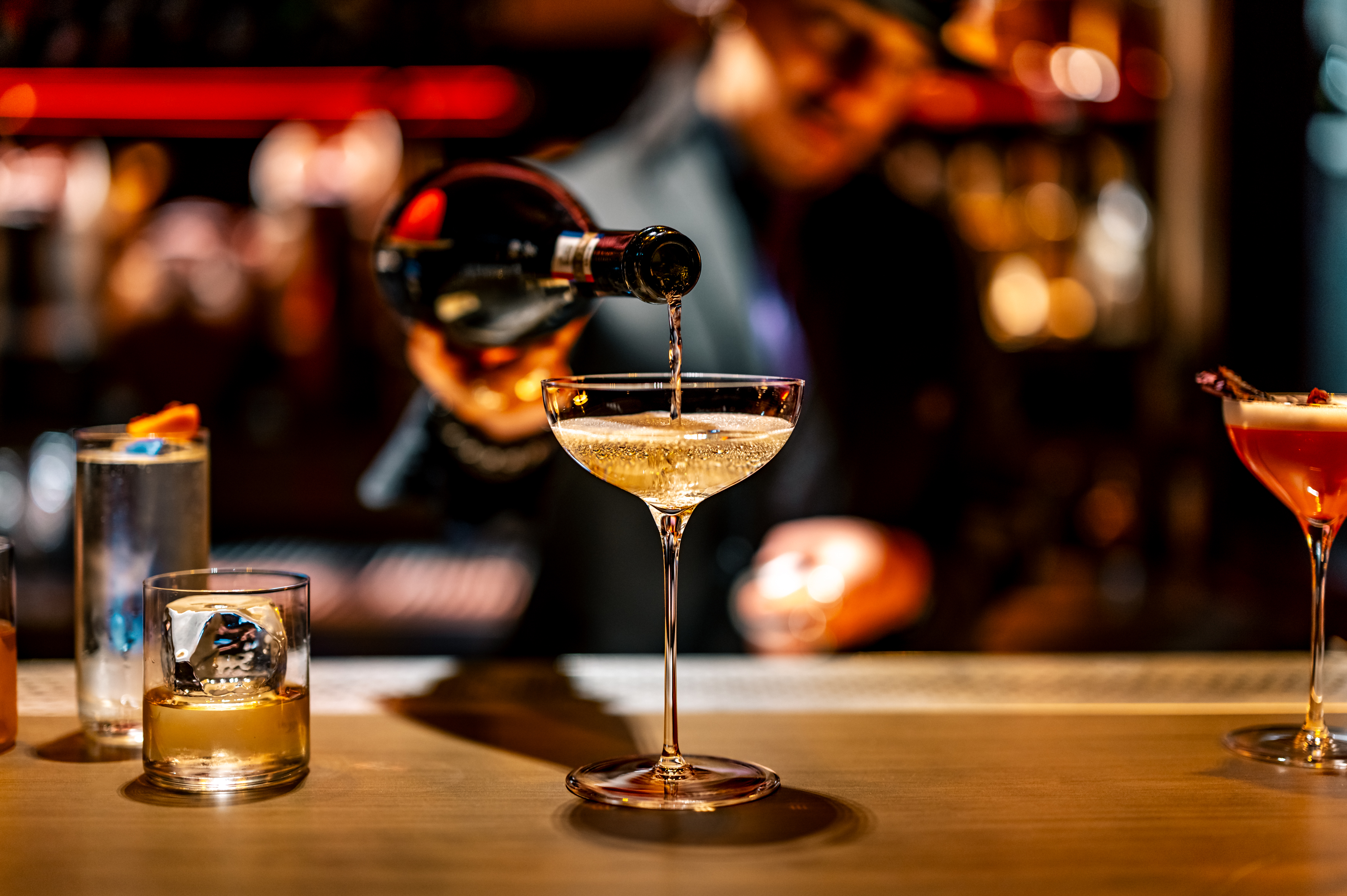 Stölzle Lausitz Kyoto Cocktailgläser in einer eleganten Bar